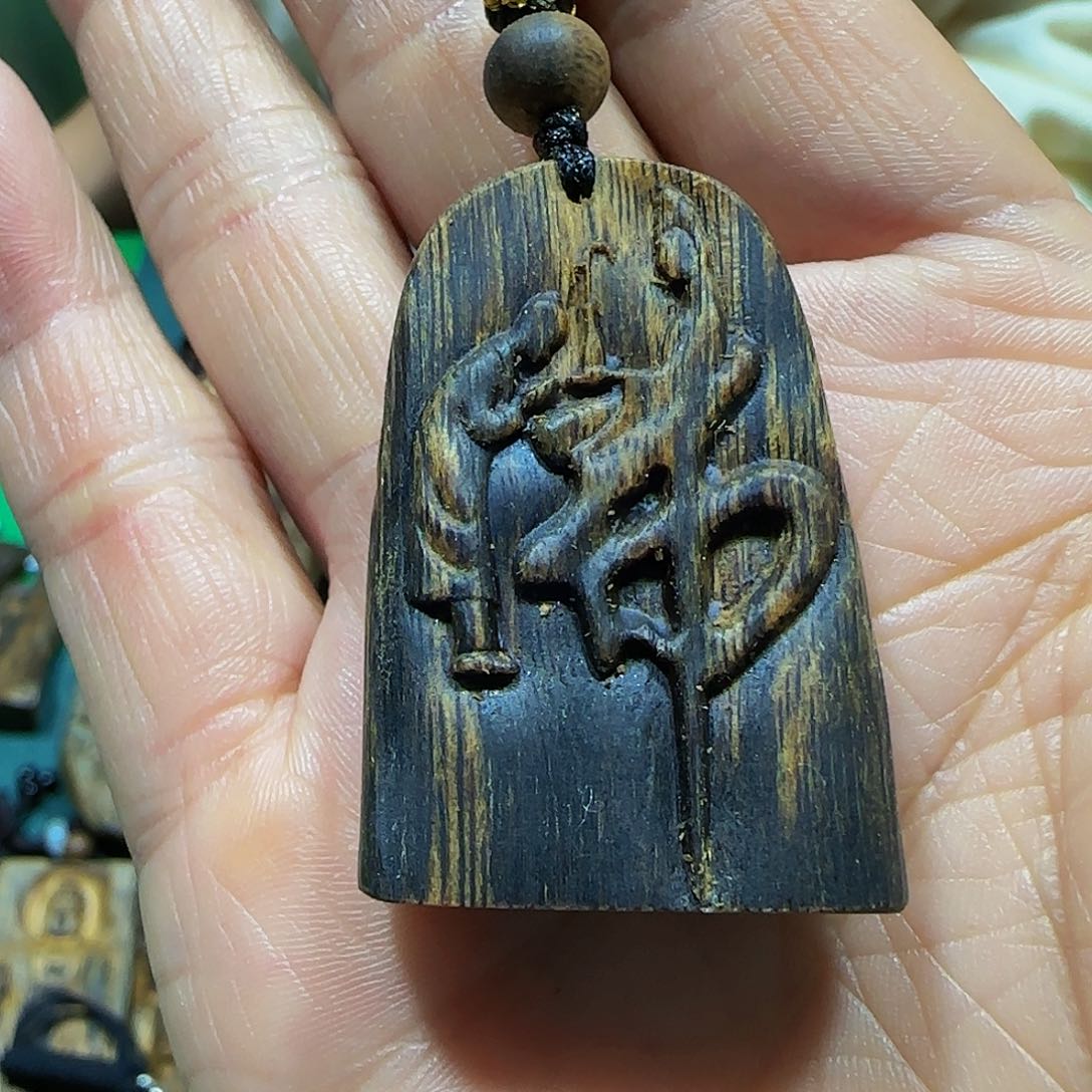 沉香吊坠海南莺歌绿奇佛字吊坠8.8克带绳