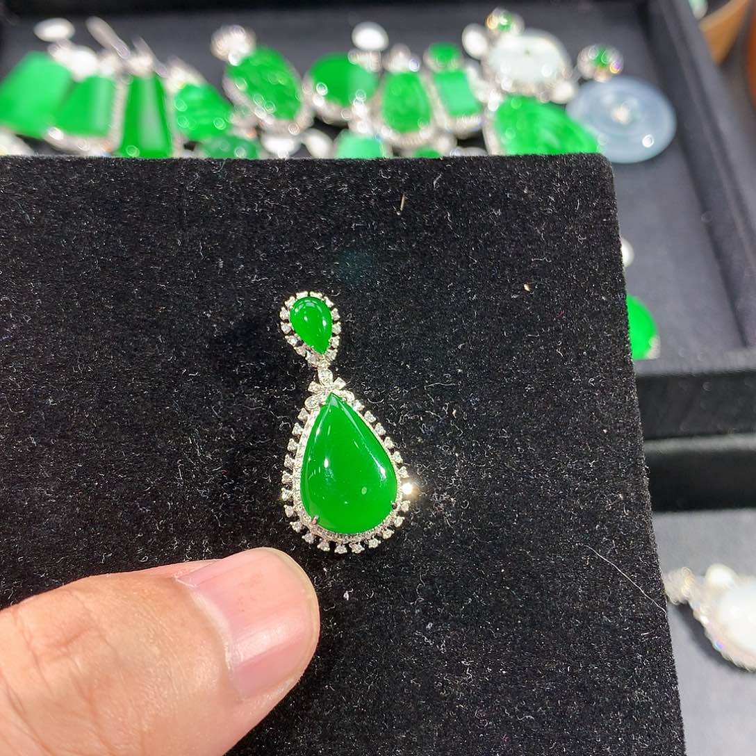 翡翠18K金镶嵌颈饰