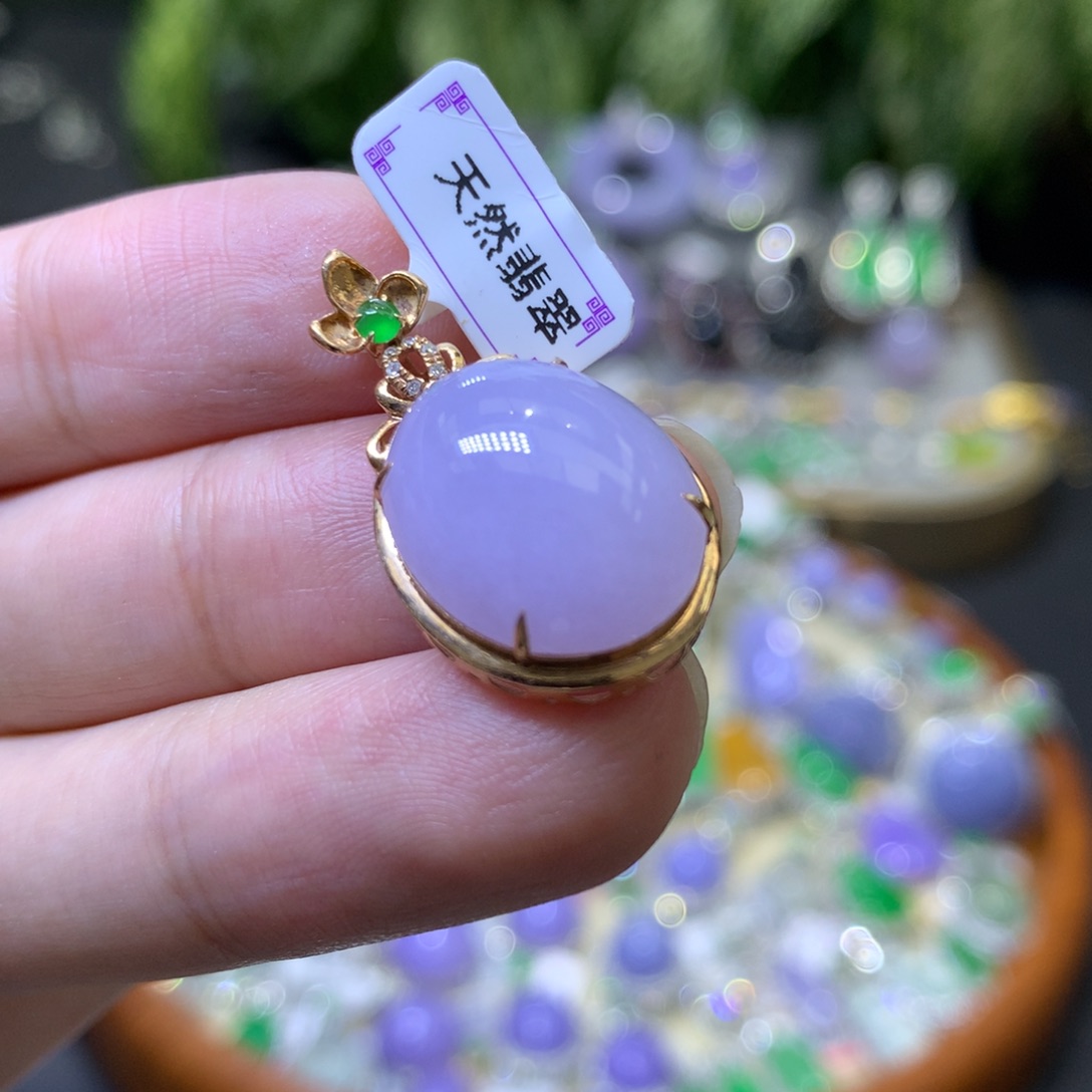 颈饰18K金镶嵌翡翠