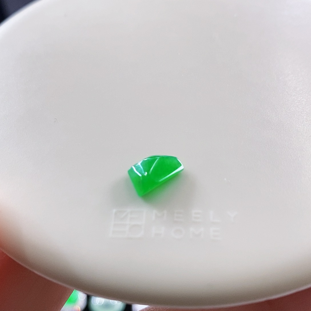 裸石翡翠阳绿随形