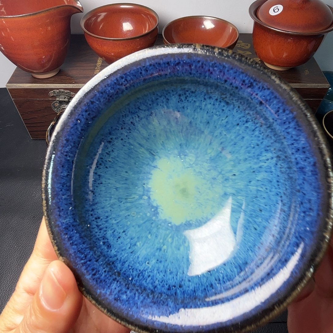 茶盏在干嘛我也在看手机