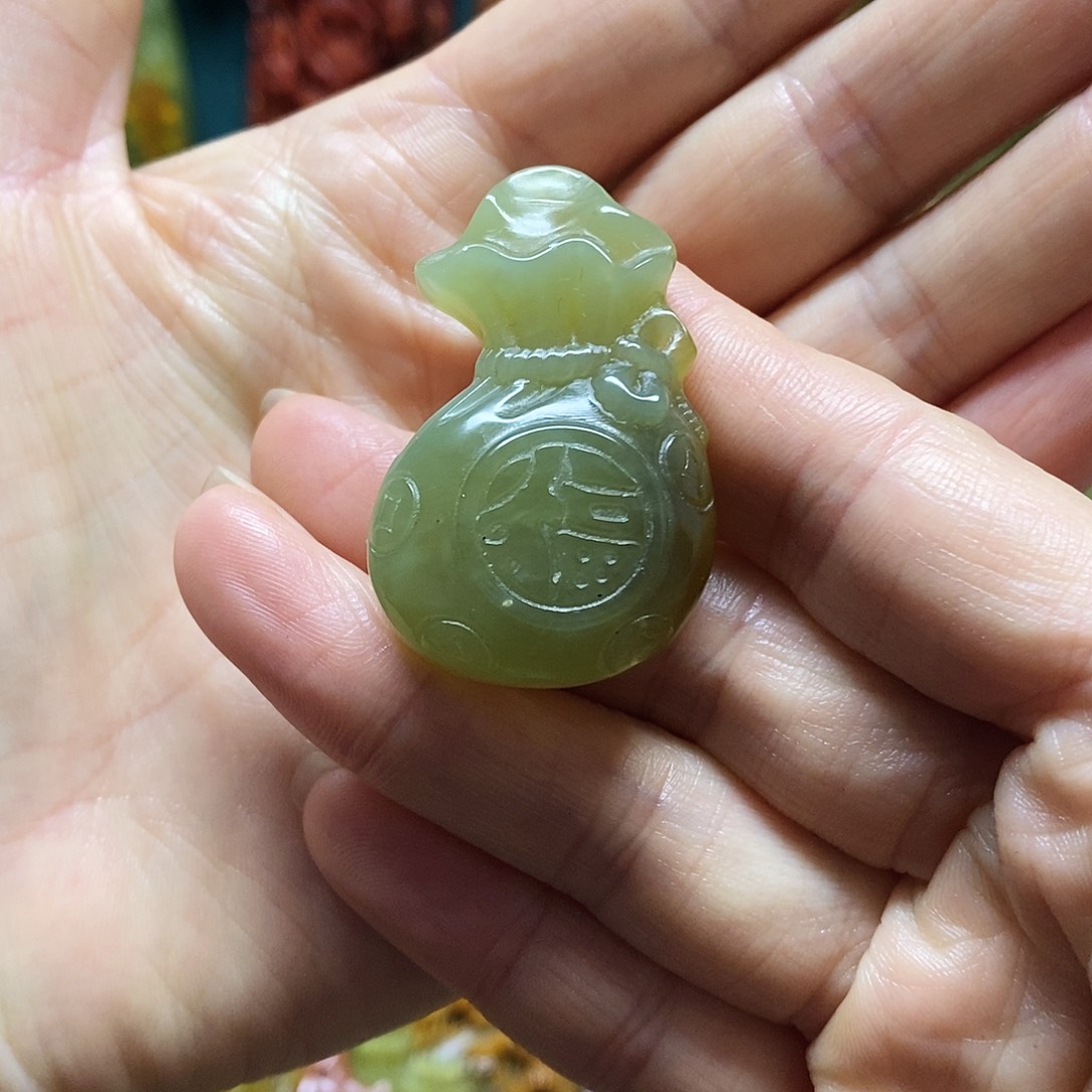 岫玉未镶嵌吊坠(赠链)