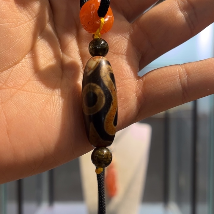 未镶嵌石英质玉（黄龙玉）颈饰