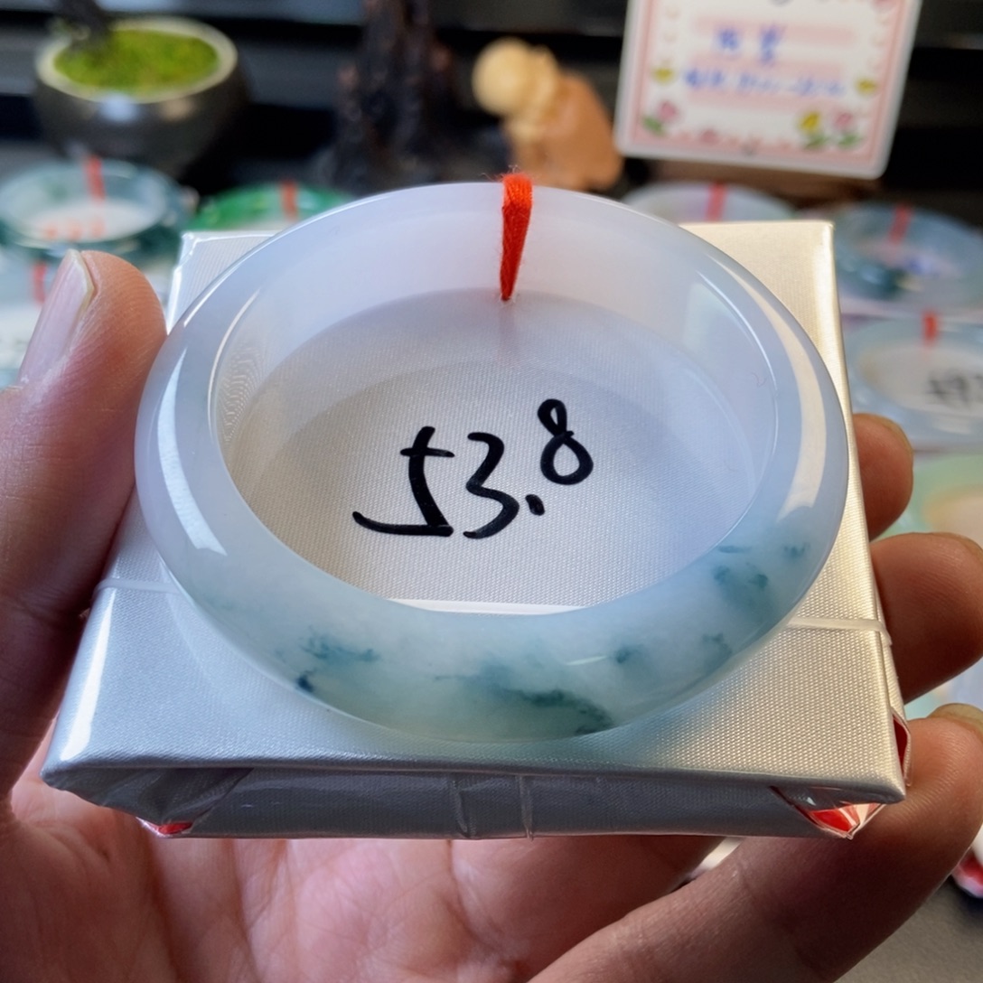 翡翠未镶嵌手镯9、胶润飘花