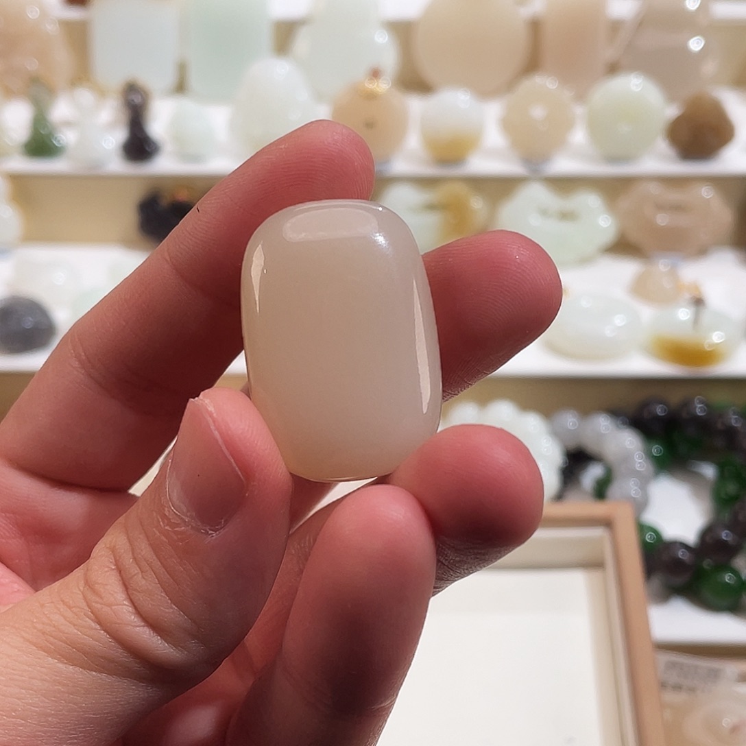 和田玉颈饰未镶嵌啦****啦