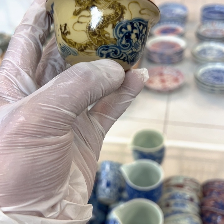 瓷片釉里金穿花龙压手杯客杯全品