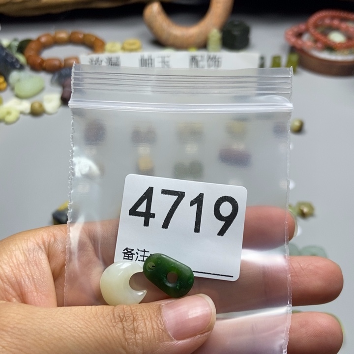 之***g未镶嵌蛇纹石玉颈饰