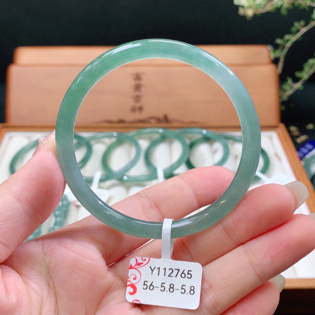 翡翠手镯未镶嵌天然