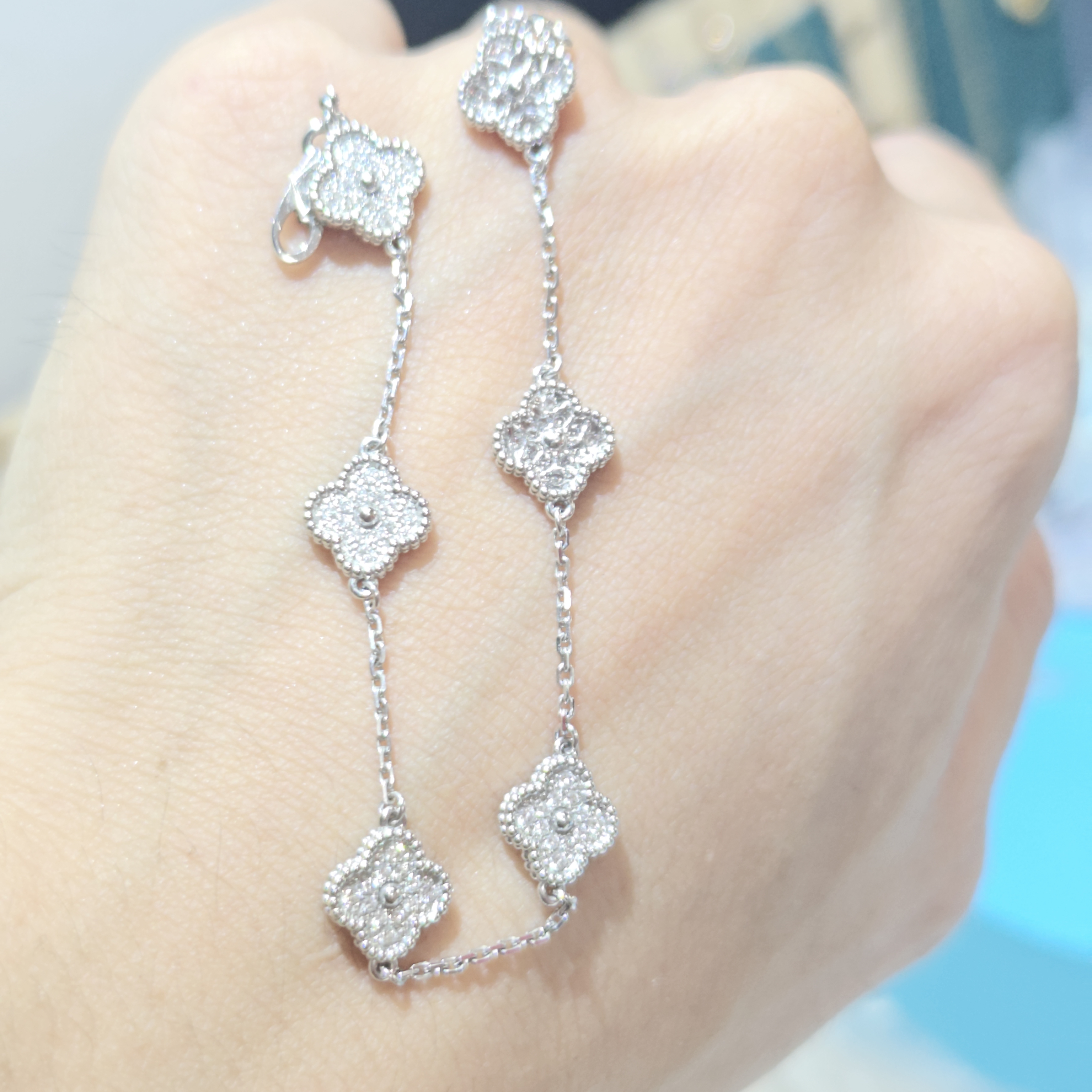 18k金6花满钻手链白金色