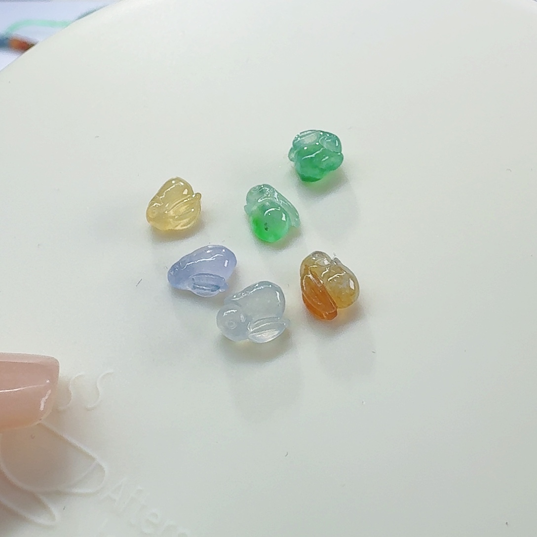 翡翠颈饰未镶嵌兔子6颗一手