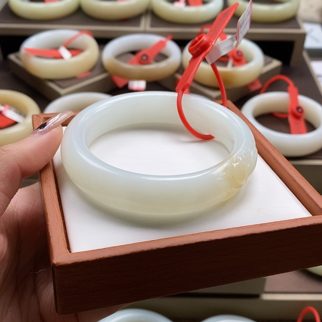 未镶嵌手镯和田玉真**生