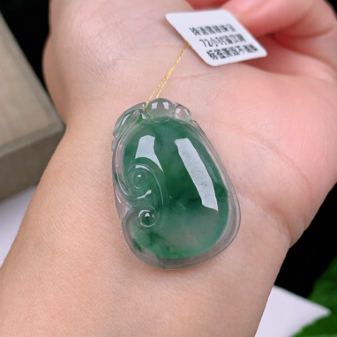 天然翡翠A货冰润细腻飘花如意玉坠吊坠送金扣