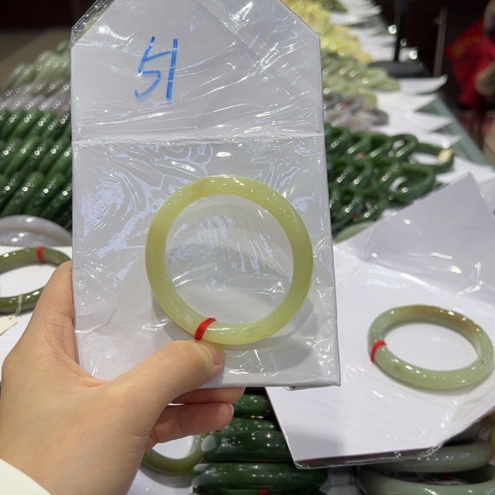 歪***比和田玉未镶嵌手镯