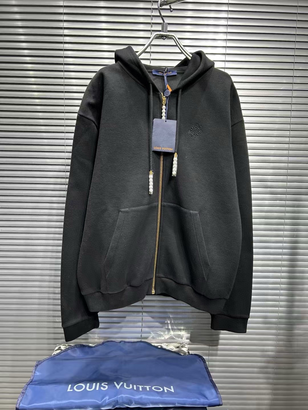 全新未使用 LouisVuitton/路易威登 24珍珠抽绳黑色拉链帽衫/L码