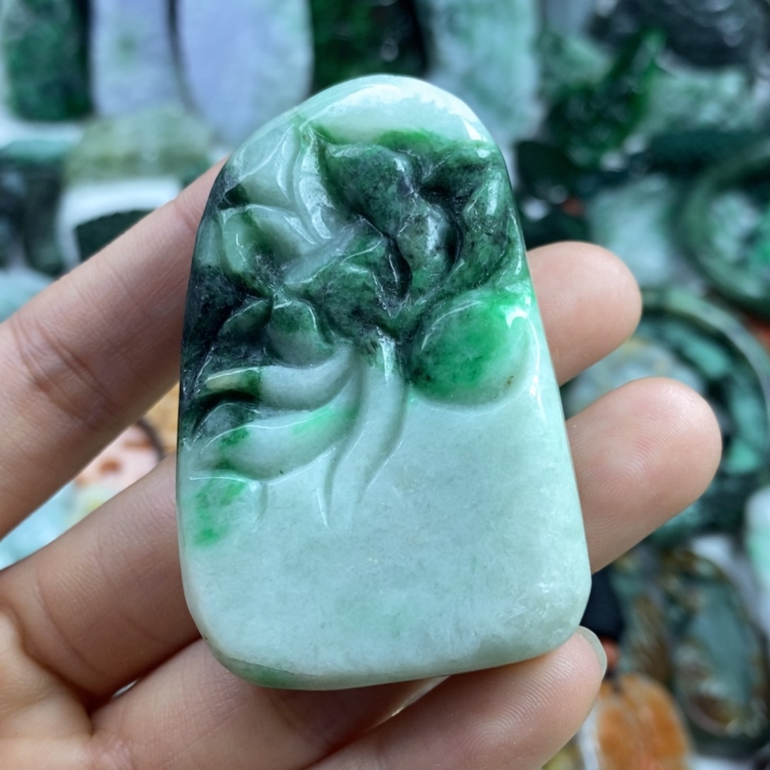 翡翠颈饰未镶嵌吊坠：沧桑