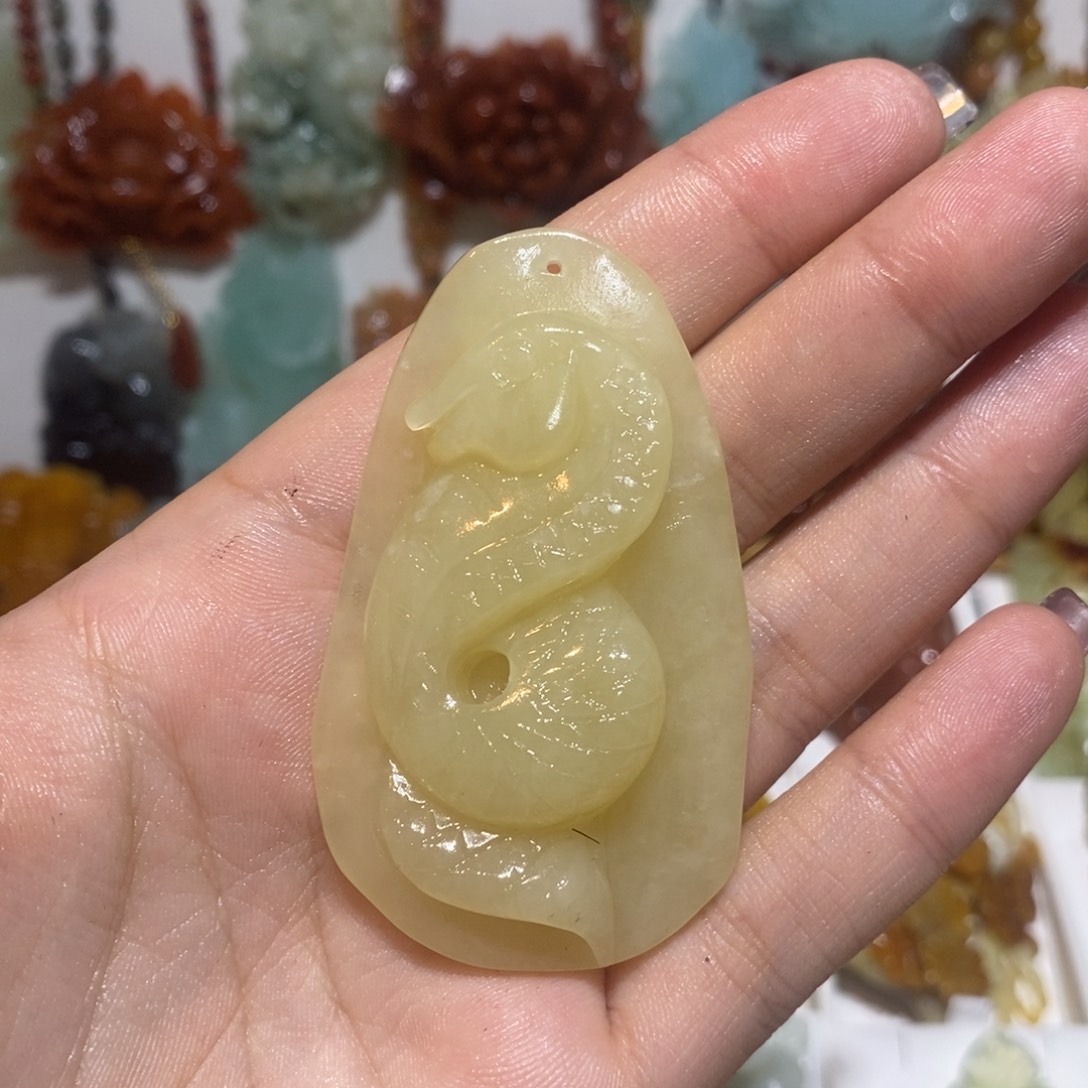 蛇纹石玉未镶嵌颈饰