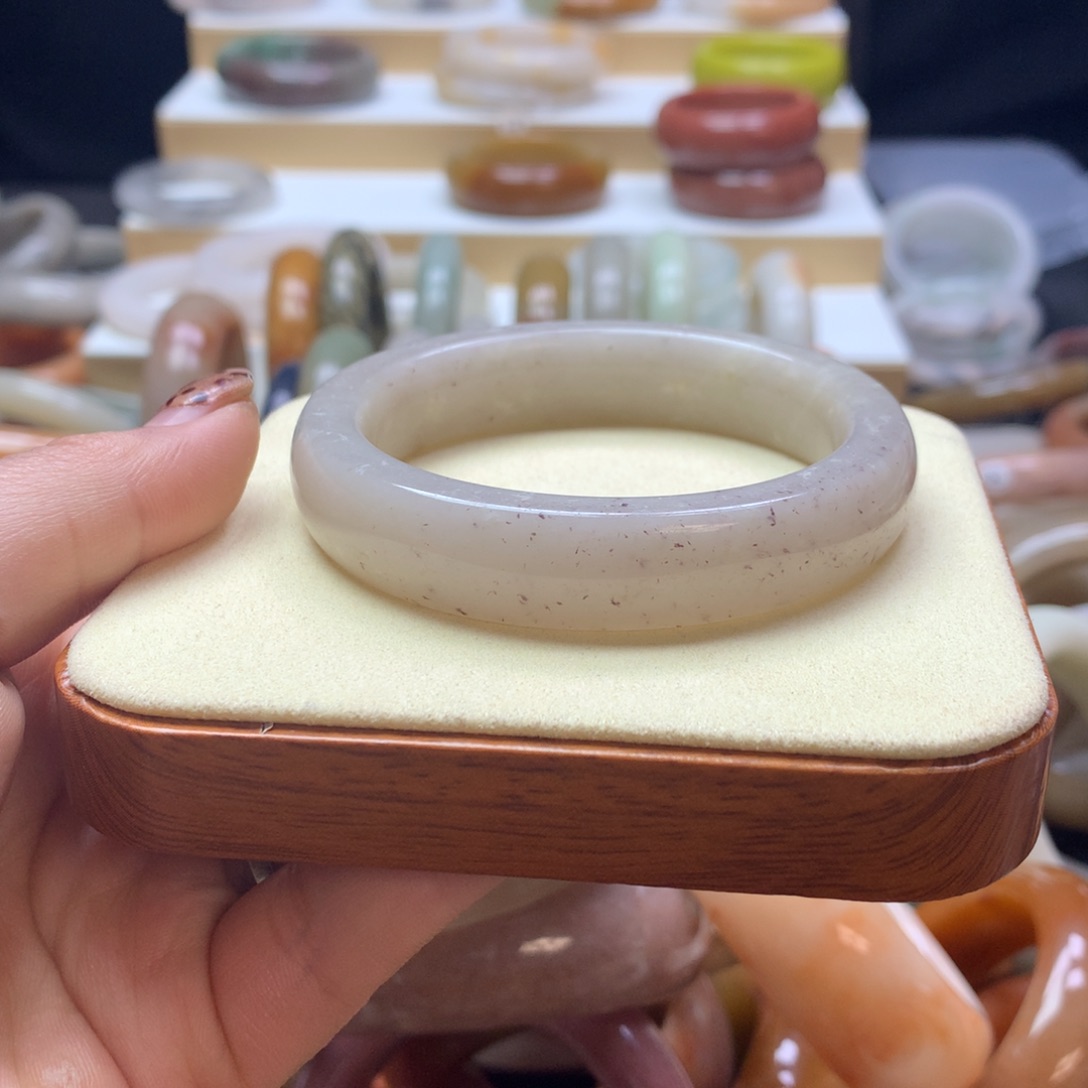 石英质玉手镯未镶嵌