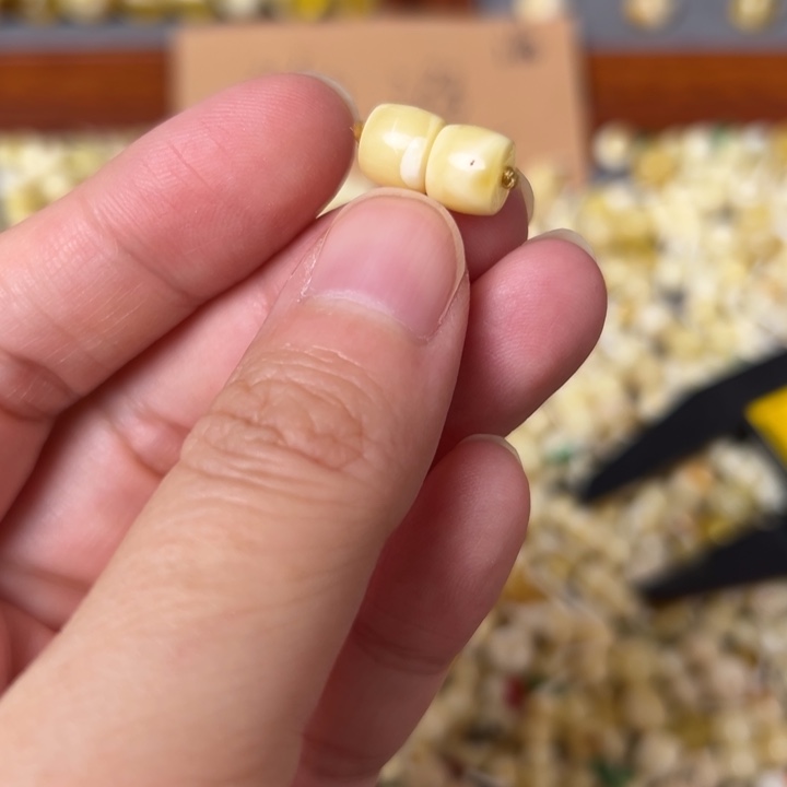 蜜蜡未镶嵌裸石7.4mm一对