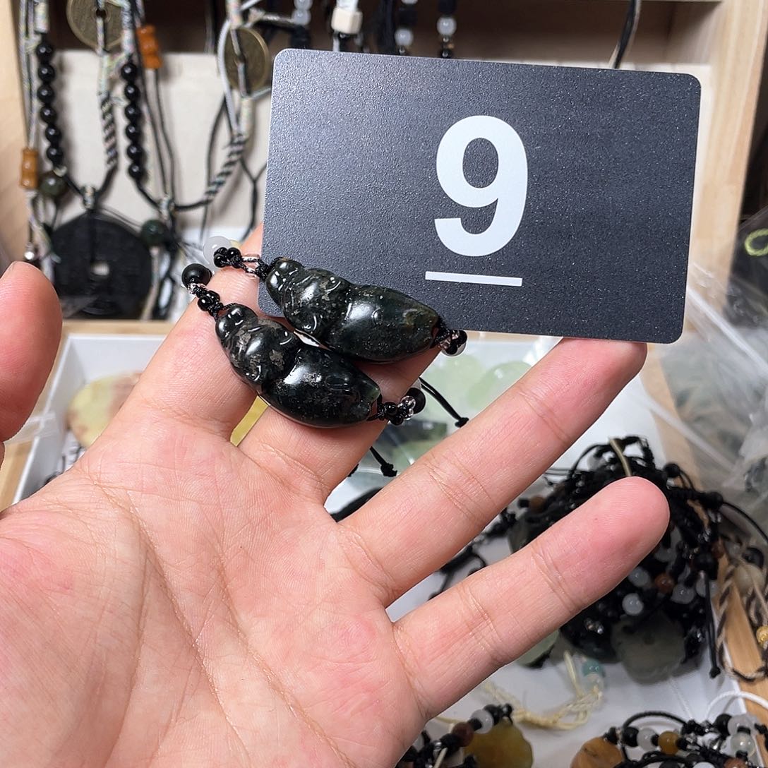 蛇纹石玉颈饰合金