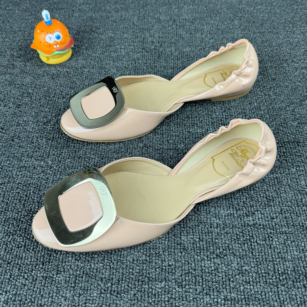 95新 Roger Vivier/罗杰·维威耶 平底鞋35码 经典方扣点缀 HB1603