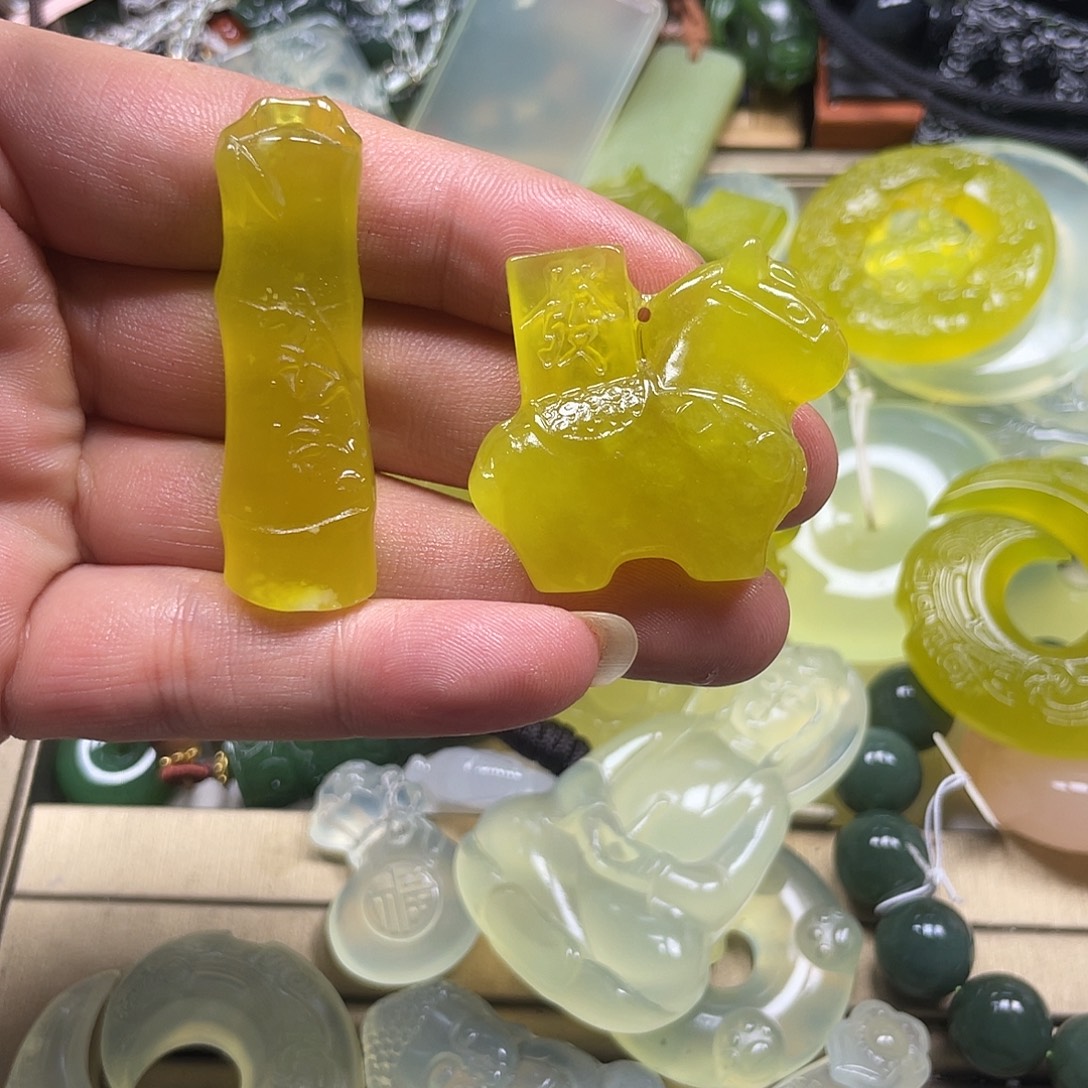 广***龙蛇纹石玉未镶嵌颈饰