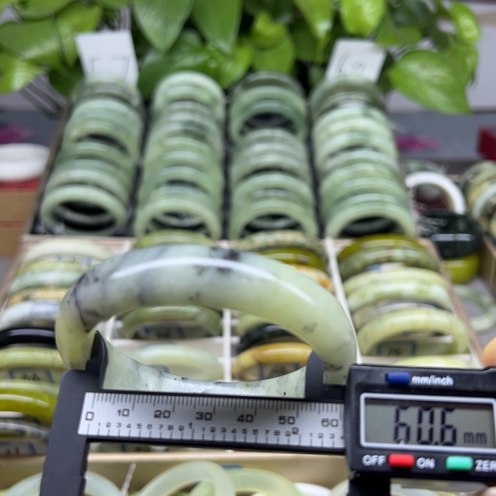 蛇纹石玉未镶嵌手镯74