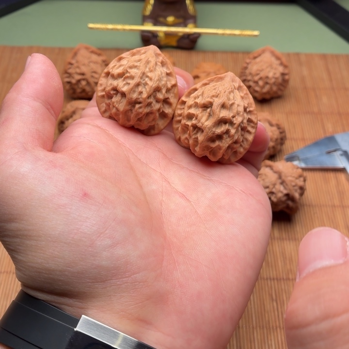 手****文玩核桃把件全品野生红桃A