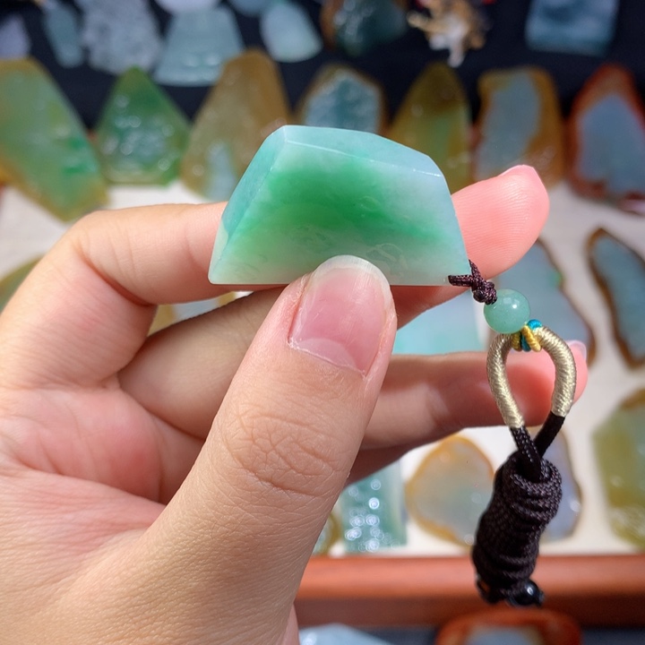 颈饰未镶嵌翡翠好