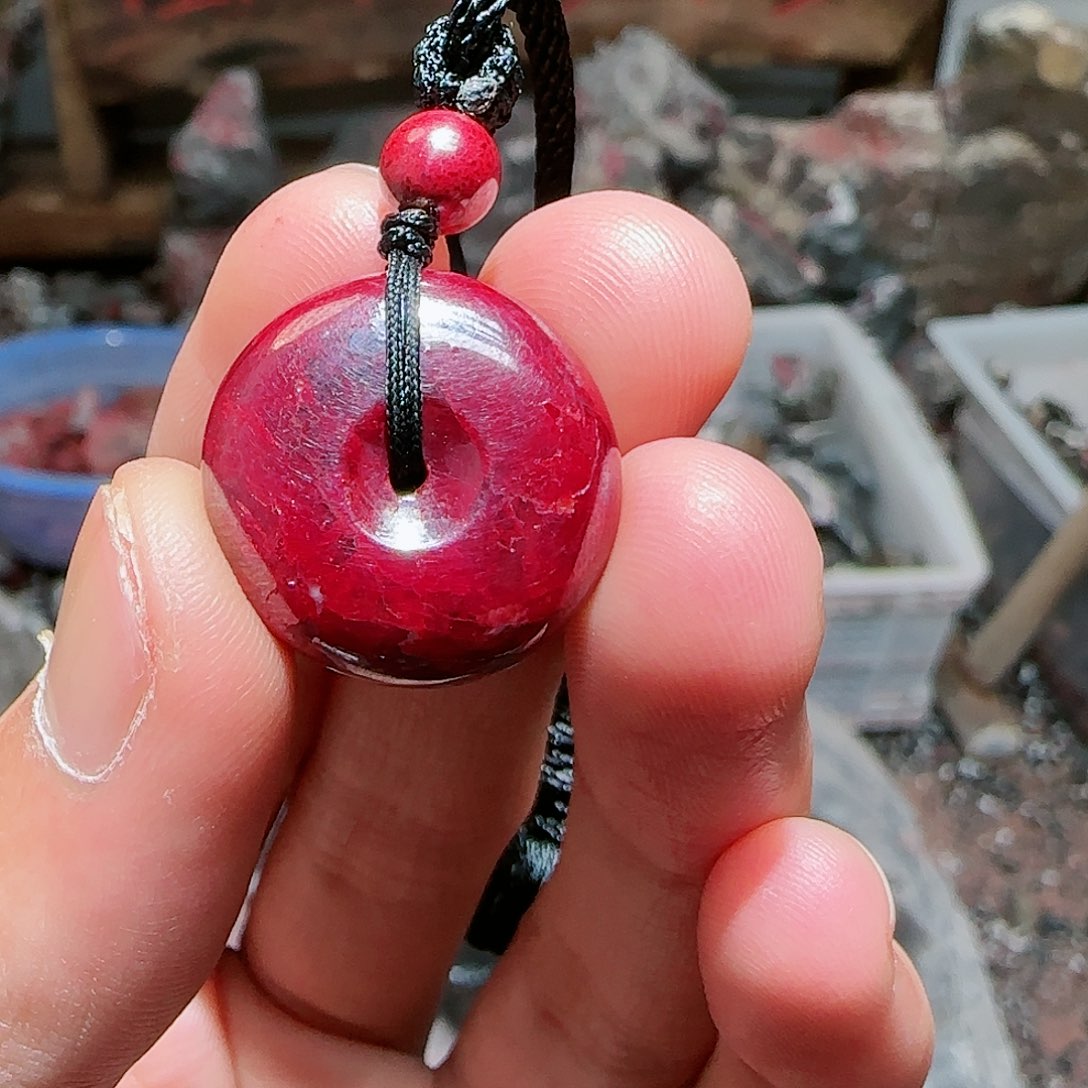 天然辰砂未*原矿晶体平安扣