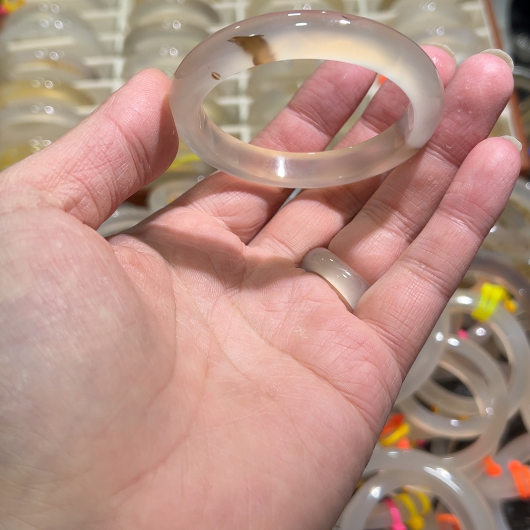 玛瑙/玉髓未镶嵌手镯54圈有包容49