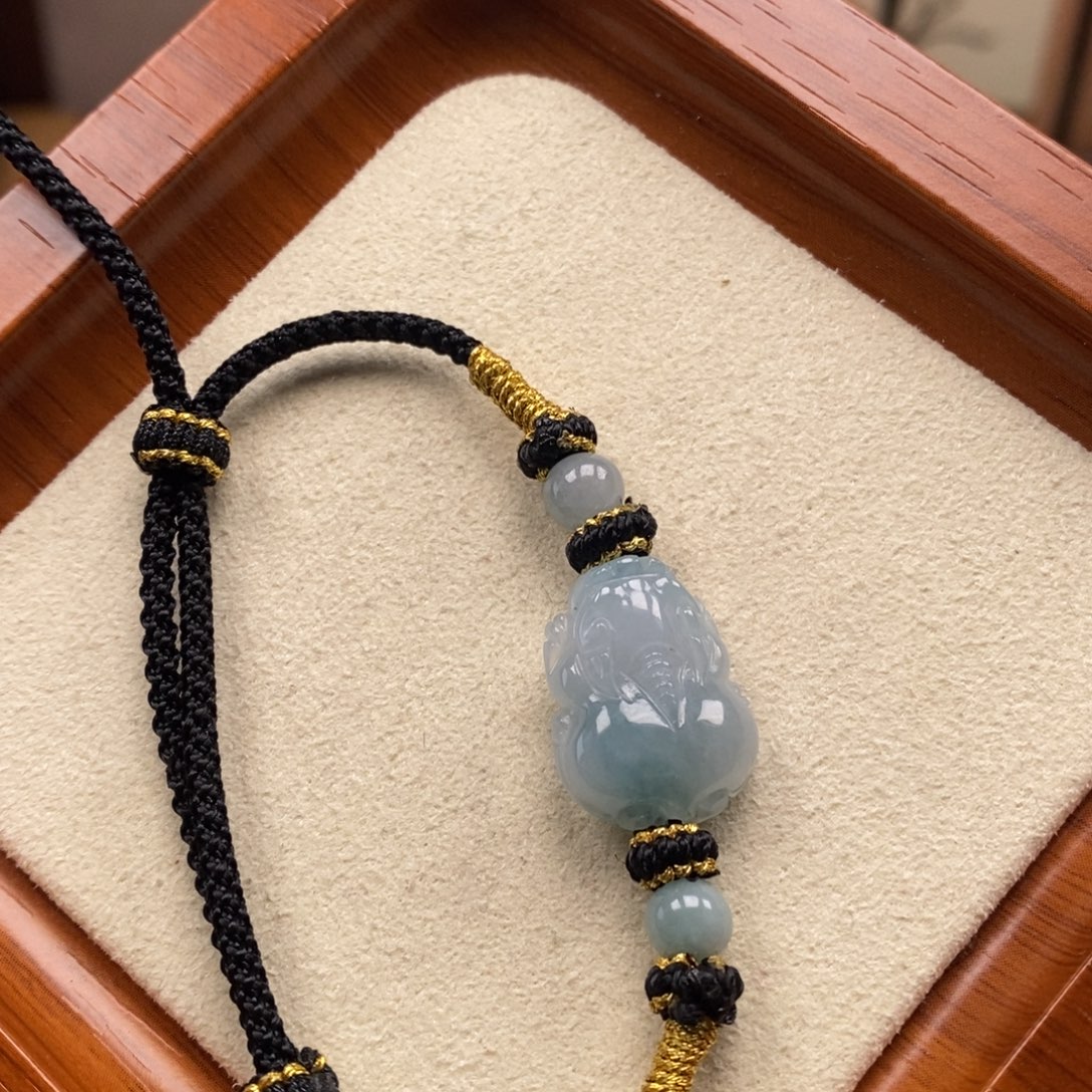 翡翠未镶嵌颈饰如意貔貅