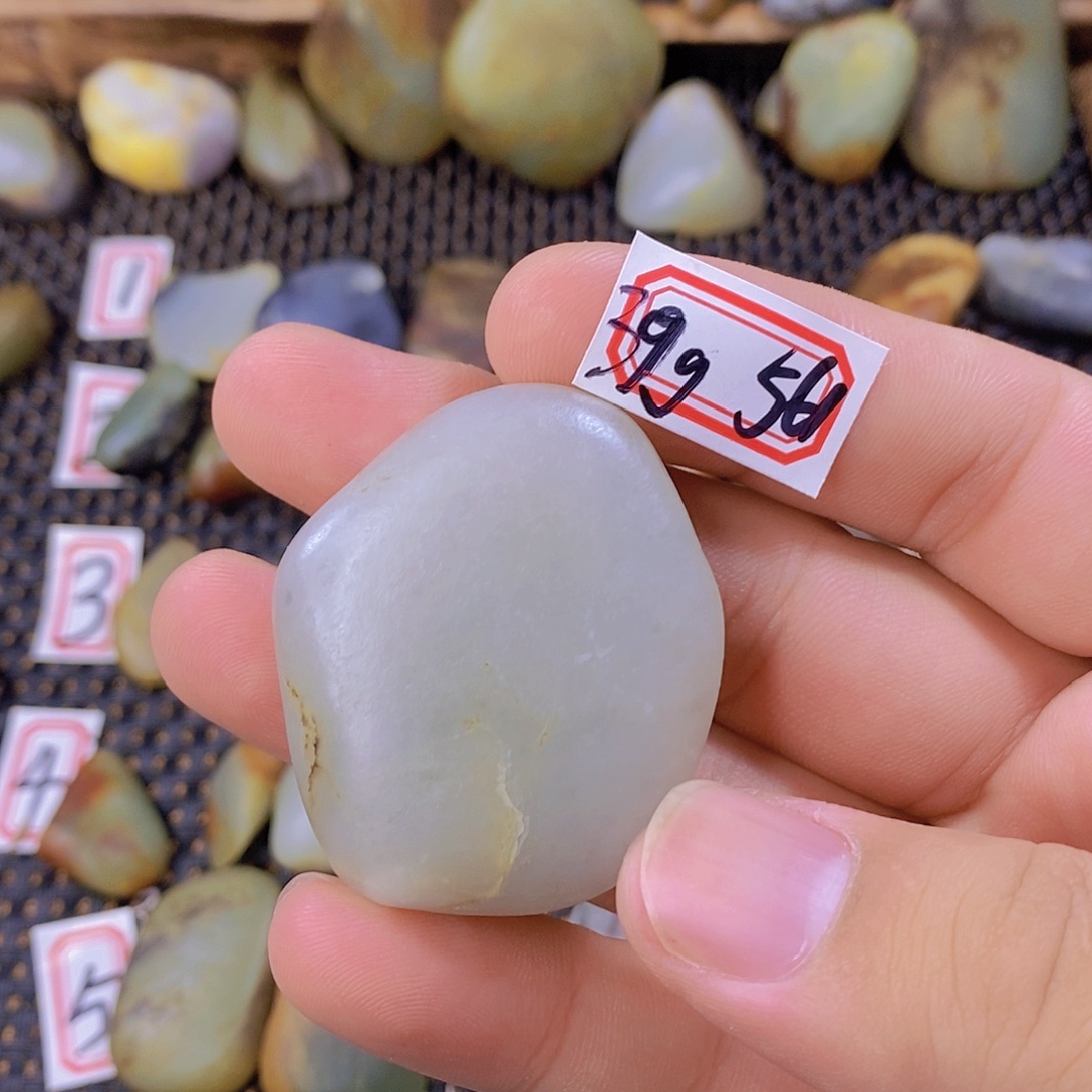 颈饰未镶嵌和田玉（糖玉）