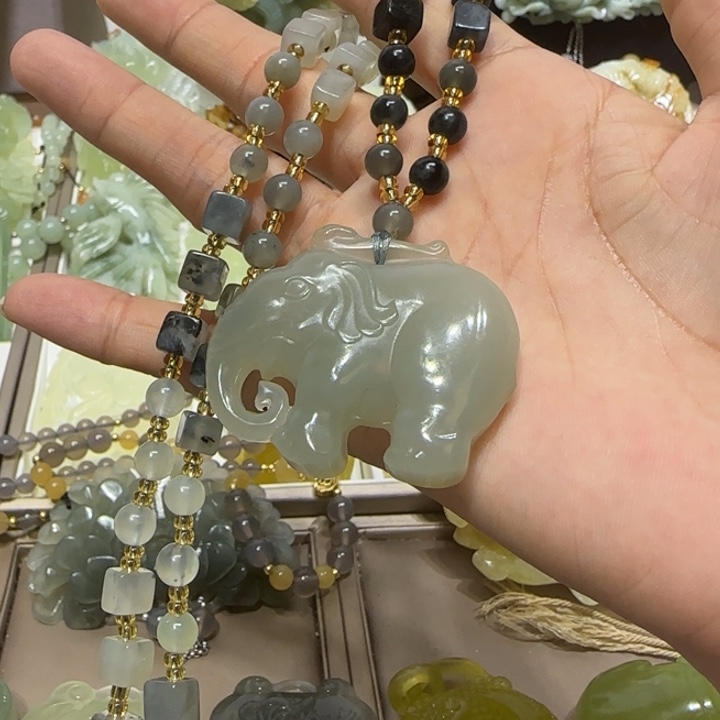 蛇纹石玉吊坠未镶嵌