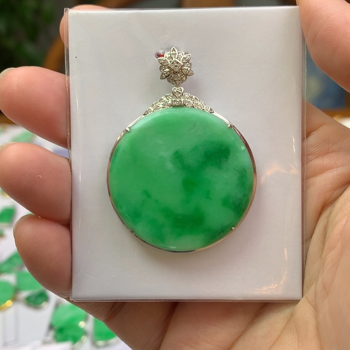 翡翠颈饰18K金镶嵌翡翠吊坠