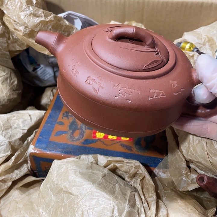 茶壶紫砂原矿泥料手工制作的一把紫砂壶。