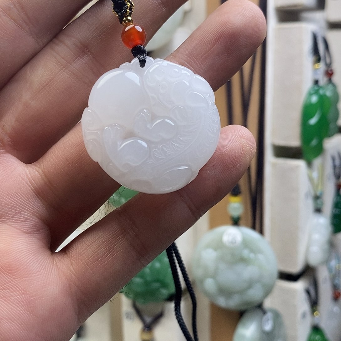 颈饰未镶嵌石英质玉（金丝玉）