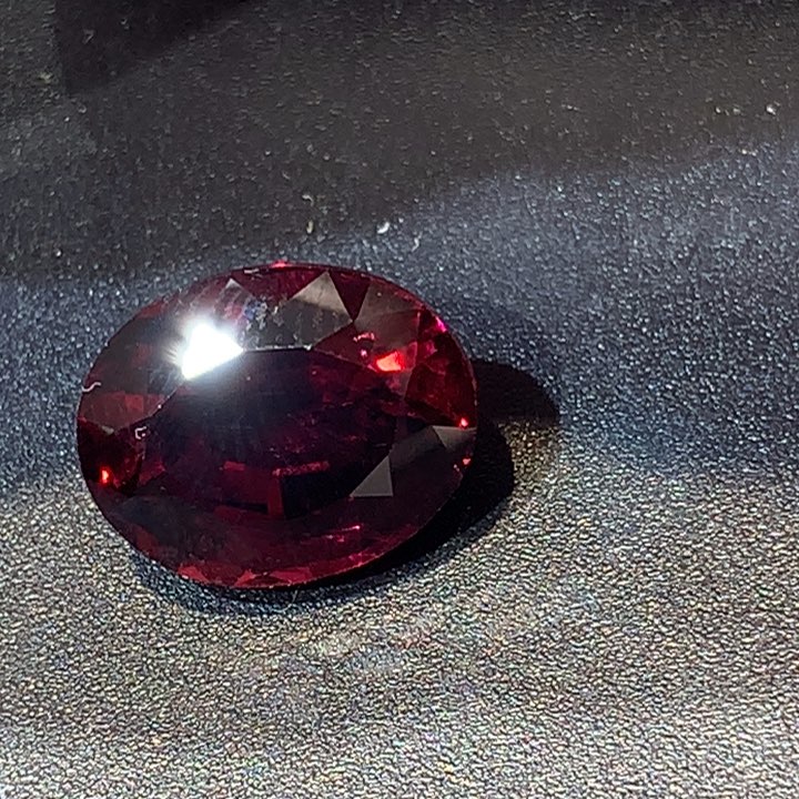 未镶嵌裸石石榴石一***狮11.07克拉