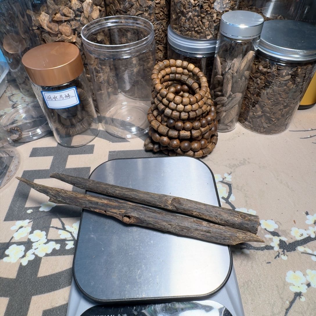 楠木O****k紫罗兰纯虫漏枝桠35.5克