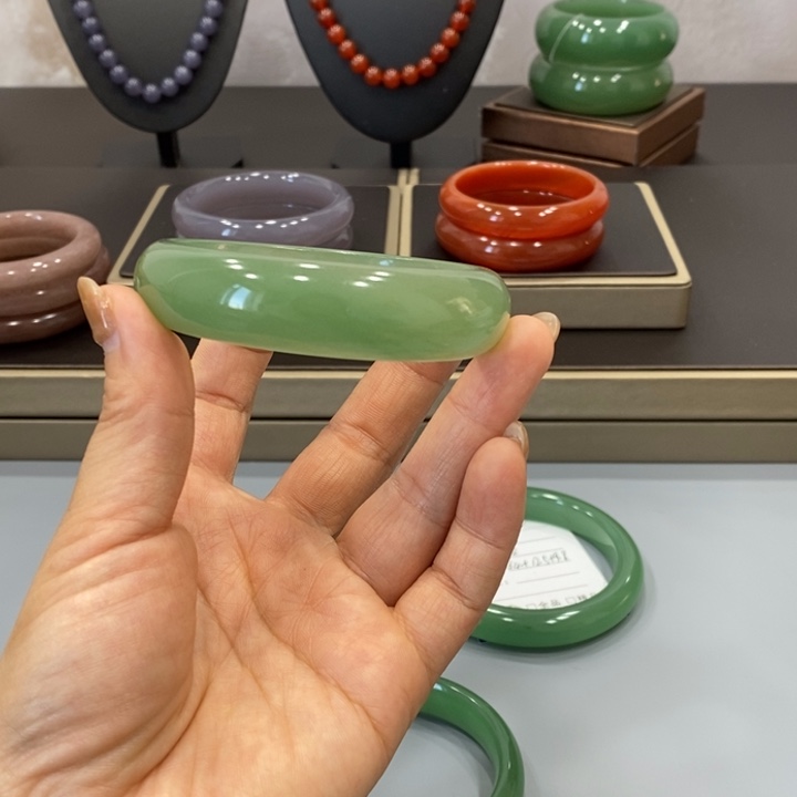 东陵石手镯未镶嵌诸**果