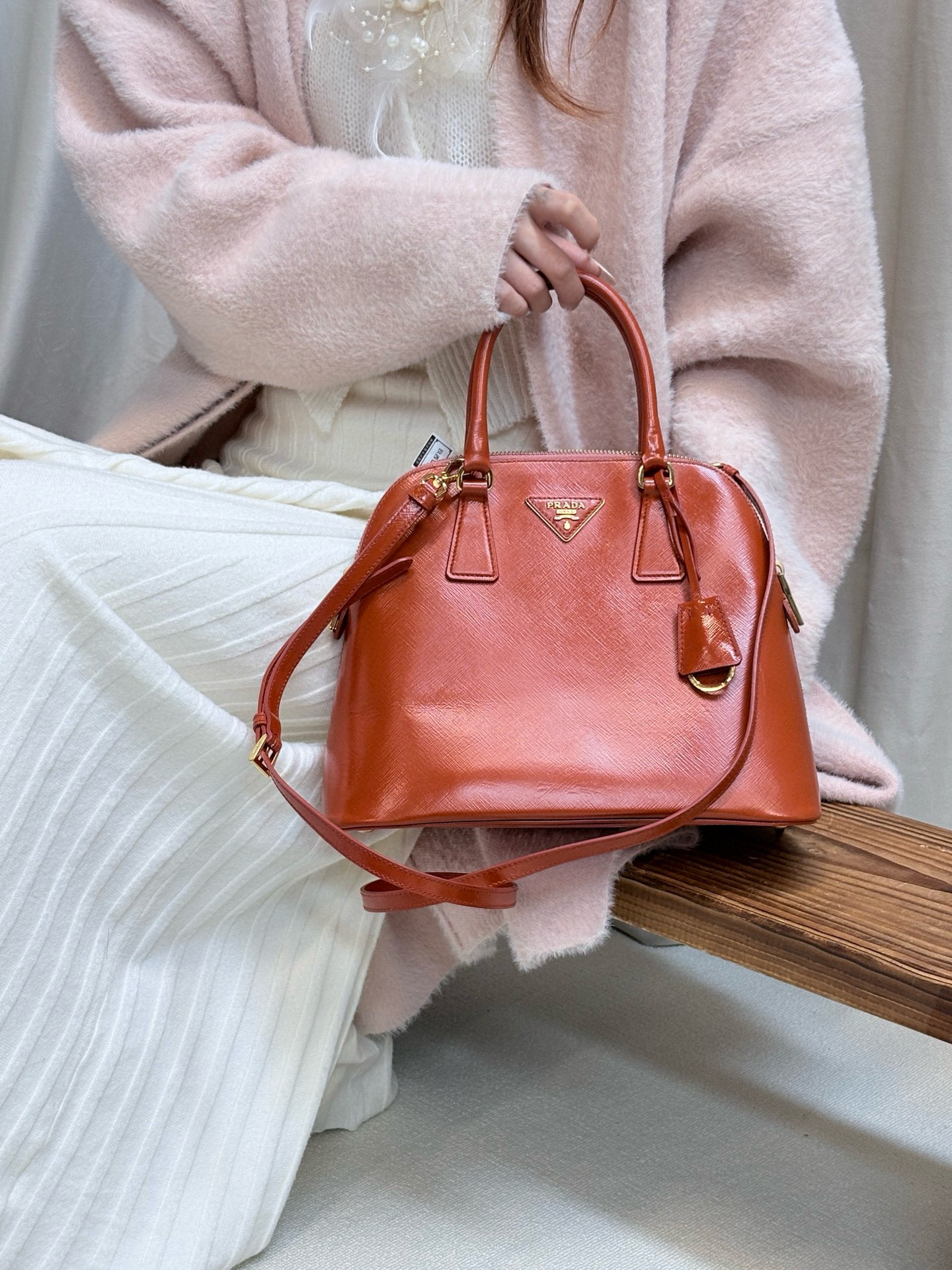 95新 Prada/普拉达 prada 橘红色贝壳小号手提斜挎包(K)