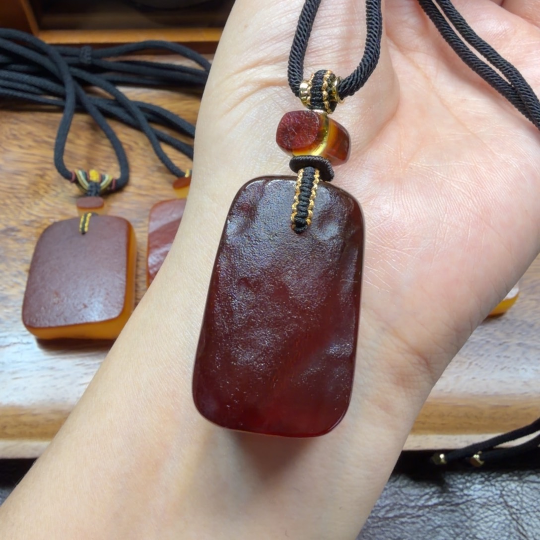 琥珀未镶嵌吊坠(赠链)