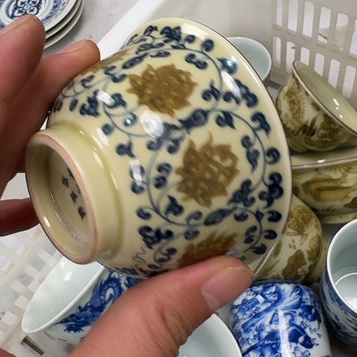 瓷片釉里金缠枝莲主人杯