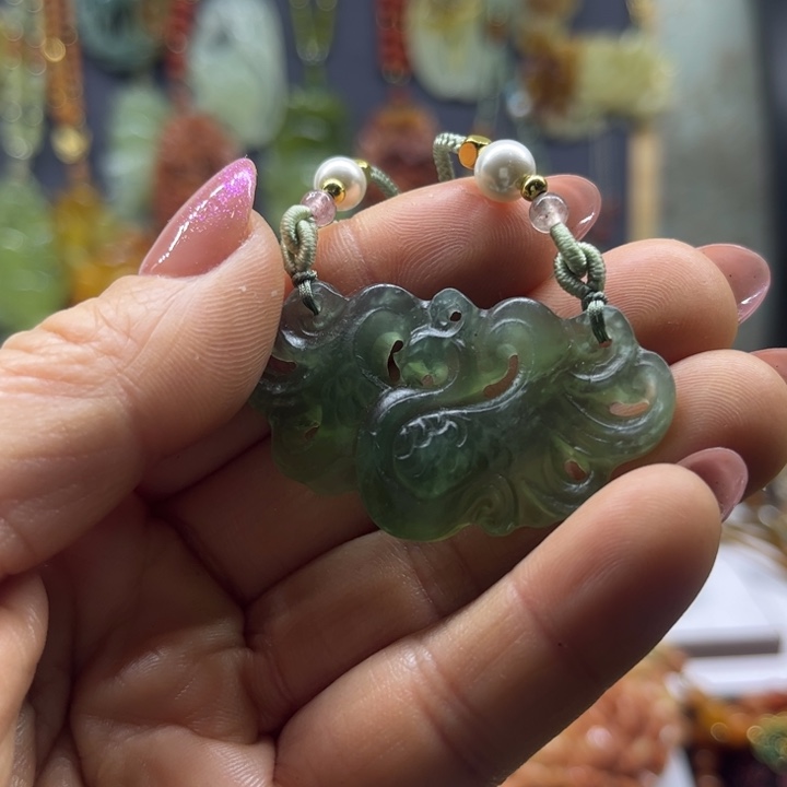 蛇纹石玉未镶嵌颈饰