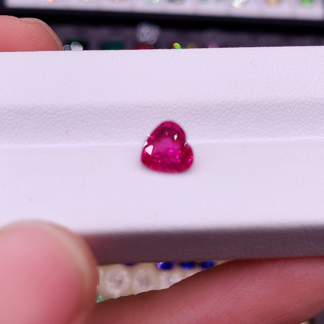 红宝石裸石未镶嵌