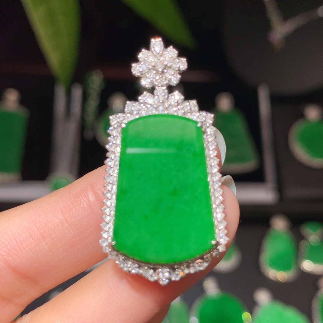 翡翠颈饰18K金镶嵌翡翠