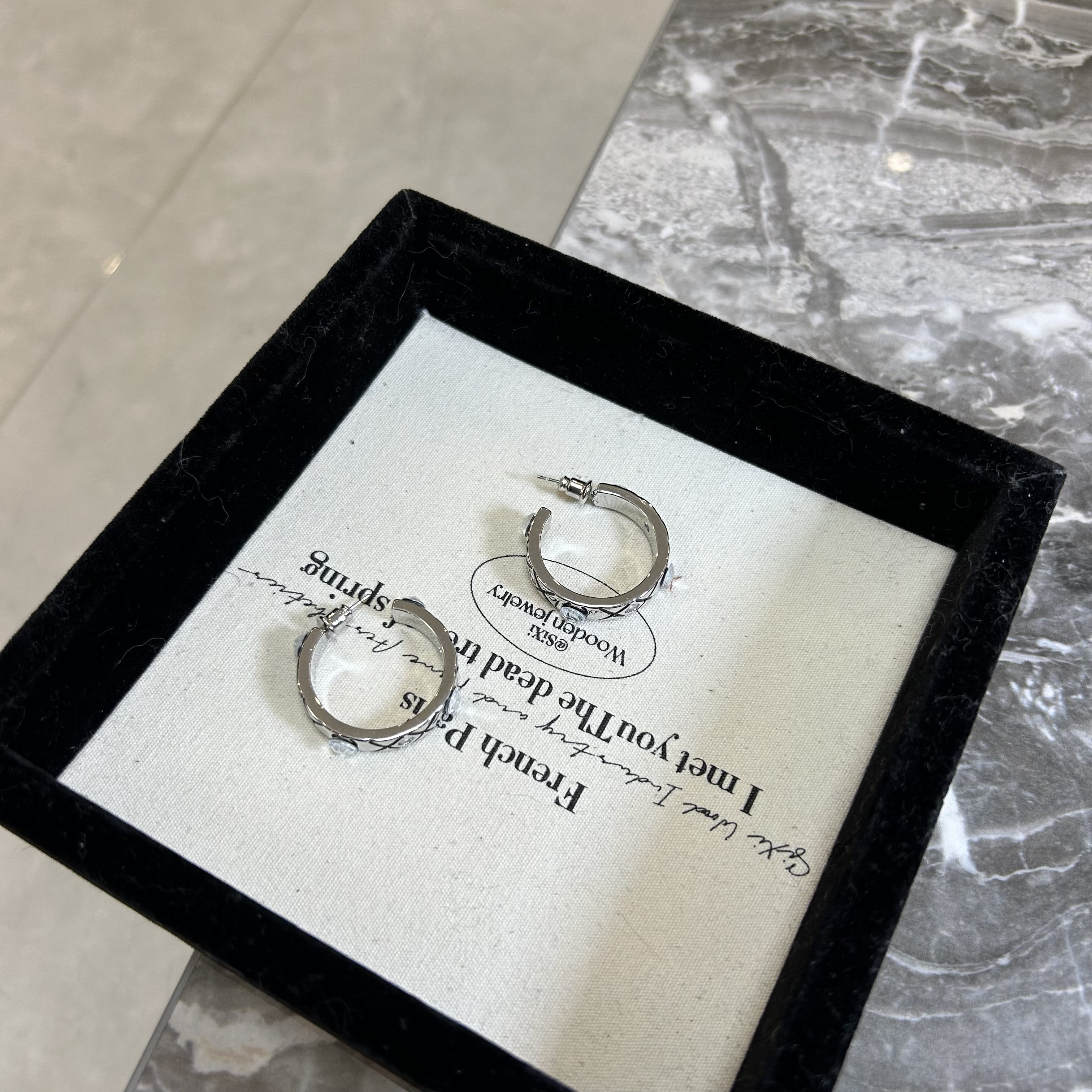 铜合金珐琅耳饰 C形黑菱格纹臭臭耳环EH3777