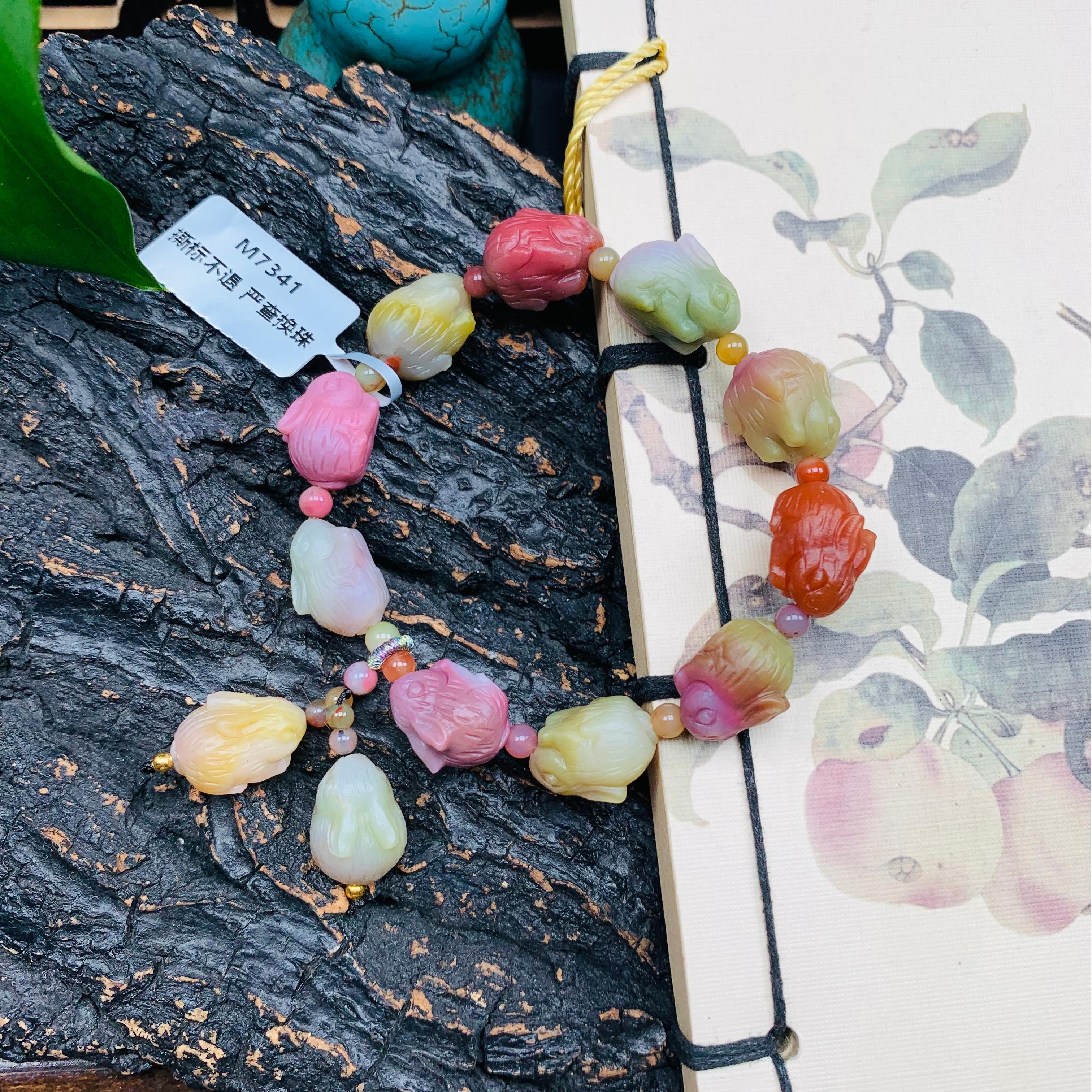 天然老矿原矿七彩盐源玛瑙精工雕刻俏色立体兔子手串