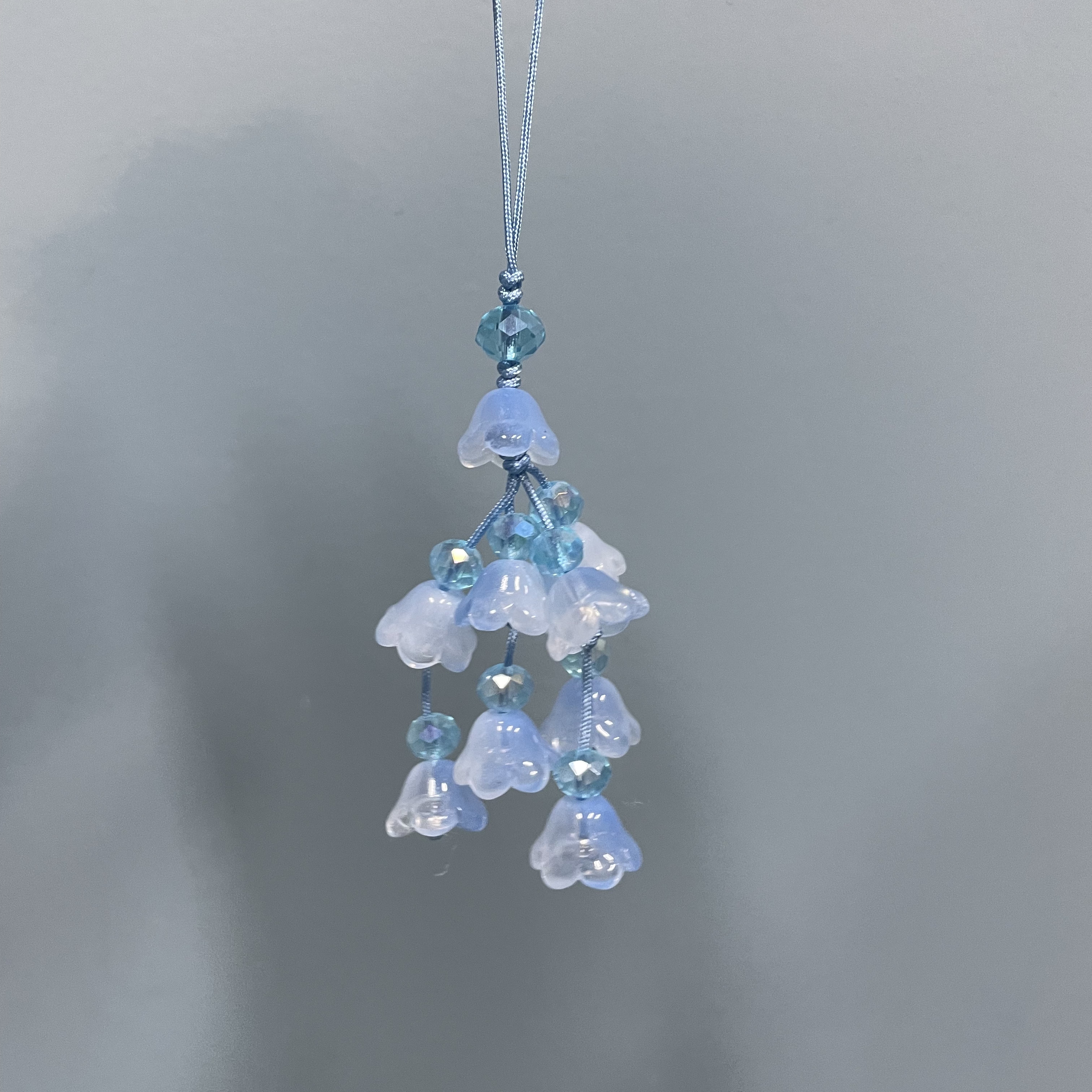 绳款淡蓝色花串手机坠E210