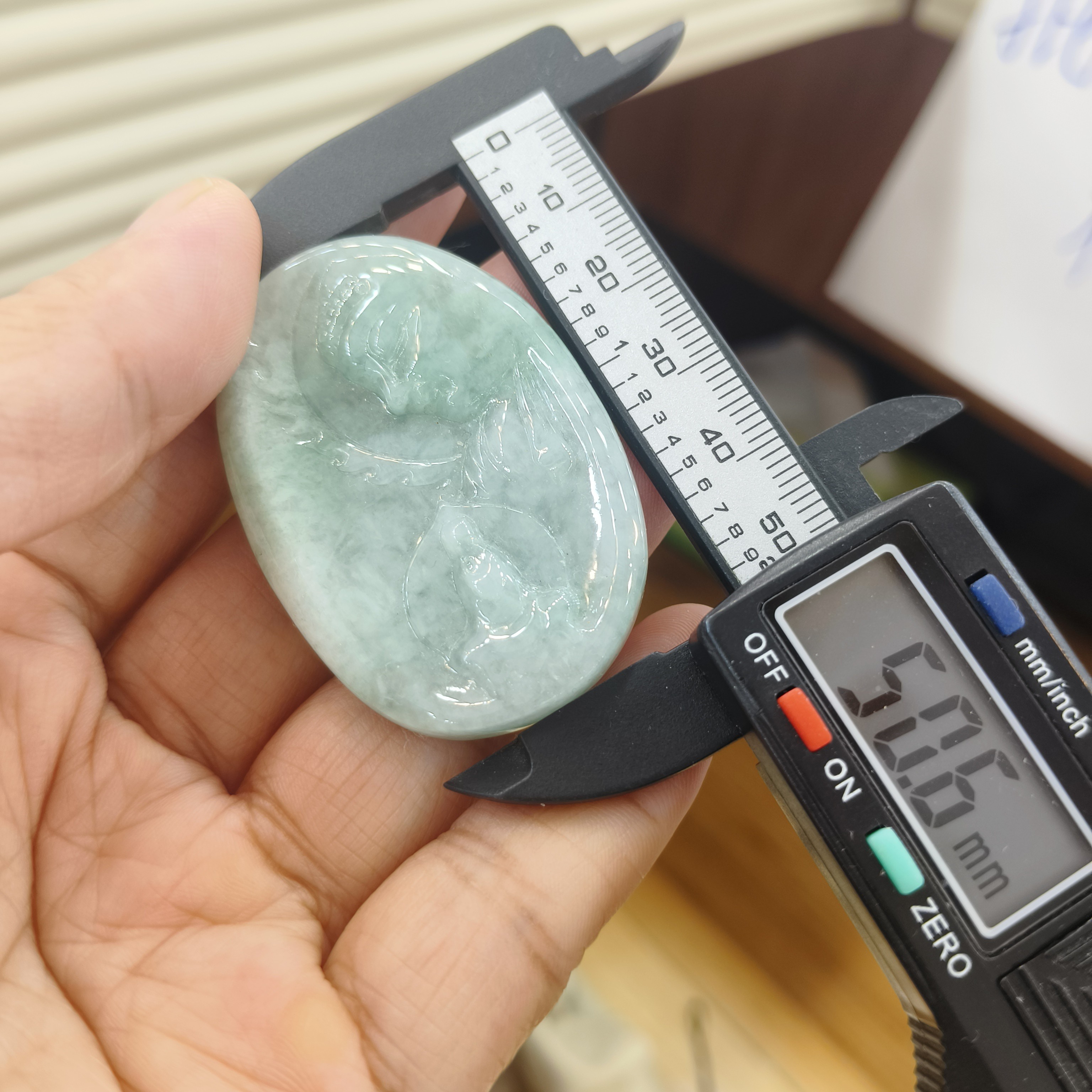 牌子雕刻精美的玉石