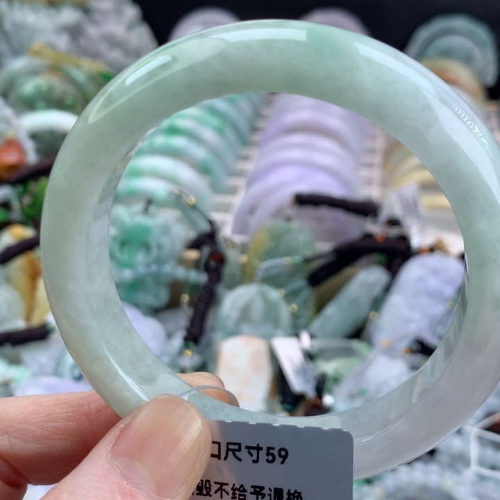 翡翠手镯未镶嵌吊坠